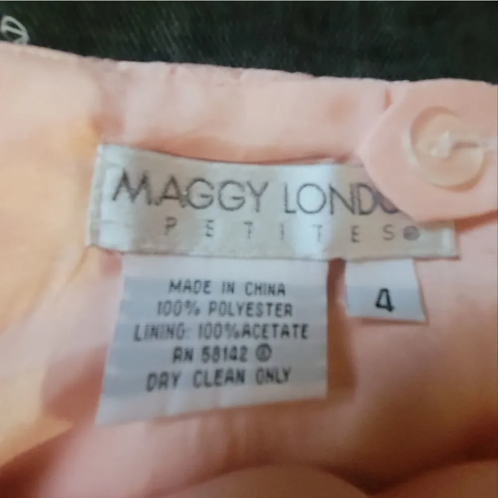 𝅺maggy London Pale pink embossed pencil skirt size 4 - Picture 3 of 4